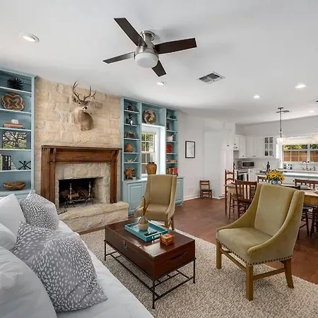 Revins Haus - Fire Pit & Walk To Main St Vila